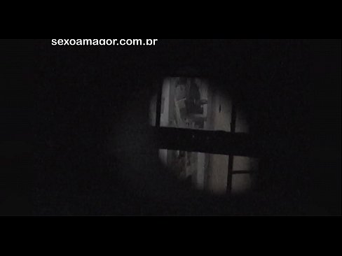 ❤️ يتم تصوير بلوندي سرا بالفيديو من قبل متلصص في الحي مختبئًا خلف الطوب المجوف ❤❌